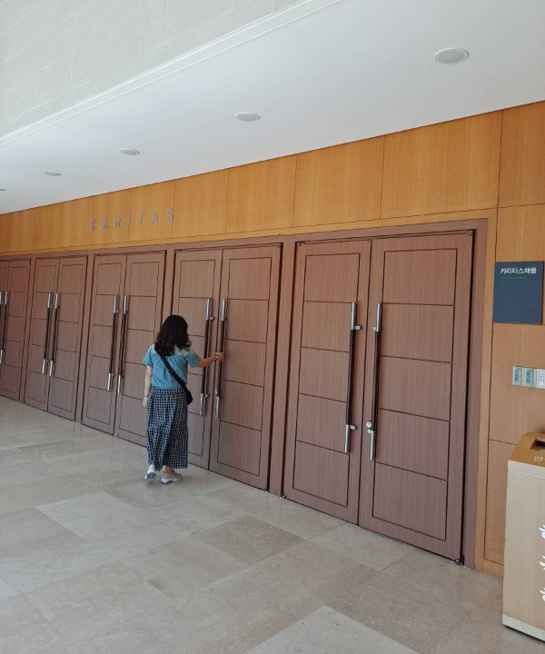 필그림하우스 카리타스 채플실 앞