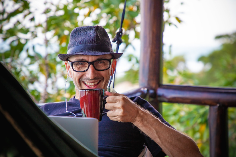 커피를 마시는 남성사진