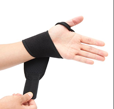 엄지에 끼운 손목 보호대