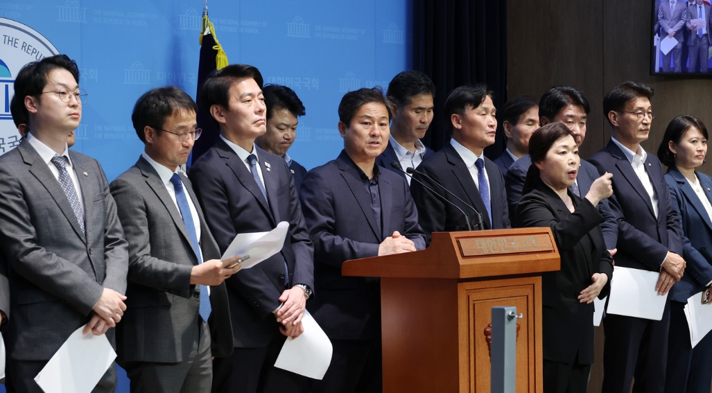 문재인 전 대통령 기소 정치권 반응6