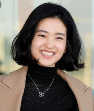 파격적인 노출연기로 데뷔한 현재 최고의 스타