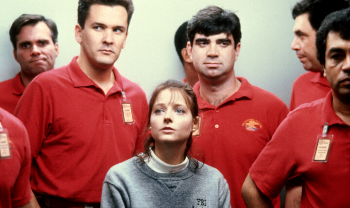 클라리스가 엘리베이터에 타고 있는 모습