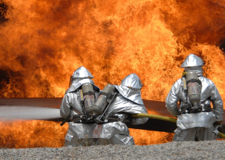 불을 끄고 있는 소방관들 사진