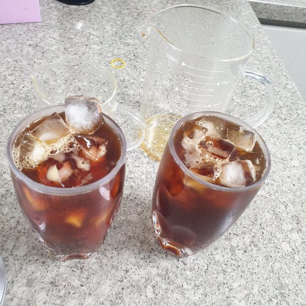 고노 드리퍼로 아이스커피 추출하는 방법 (Feat. 융 드리퍼)_얼음잔에 커피를 담은 모습