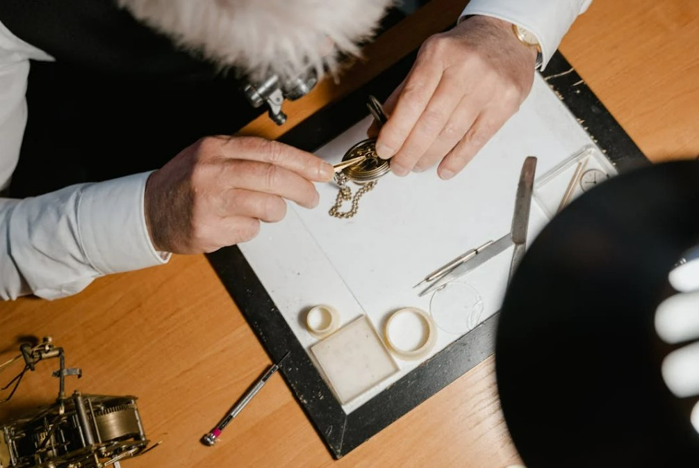 명품시계 정품 부품 교체 가능할까 브랜드 정책과 주의사항 정리