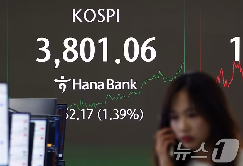 코스피가 사상 최초로 3800선을 돌파한 20일 서울 중구 하나은행 딜링룸 전광판에 코스피 지수가 나오고 있다.
