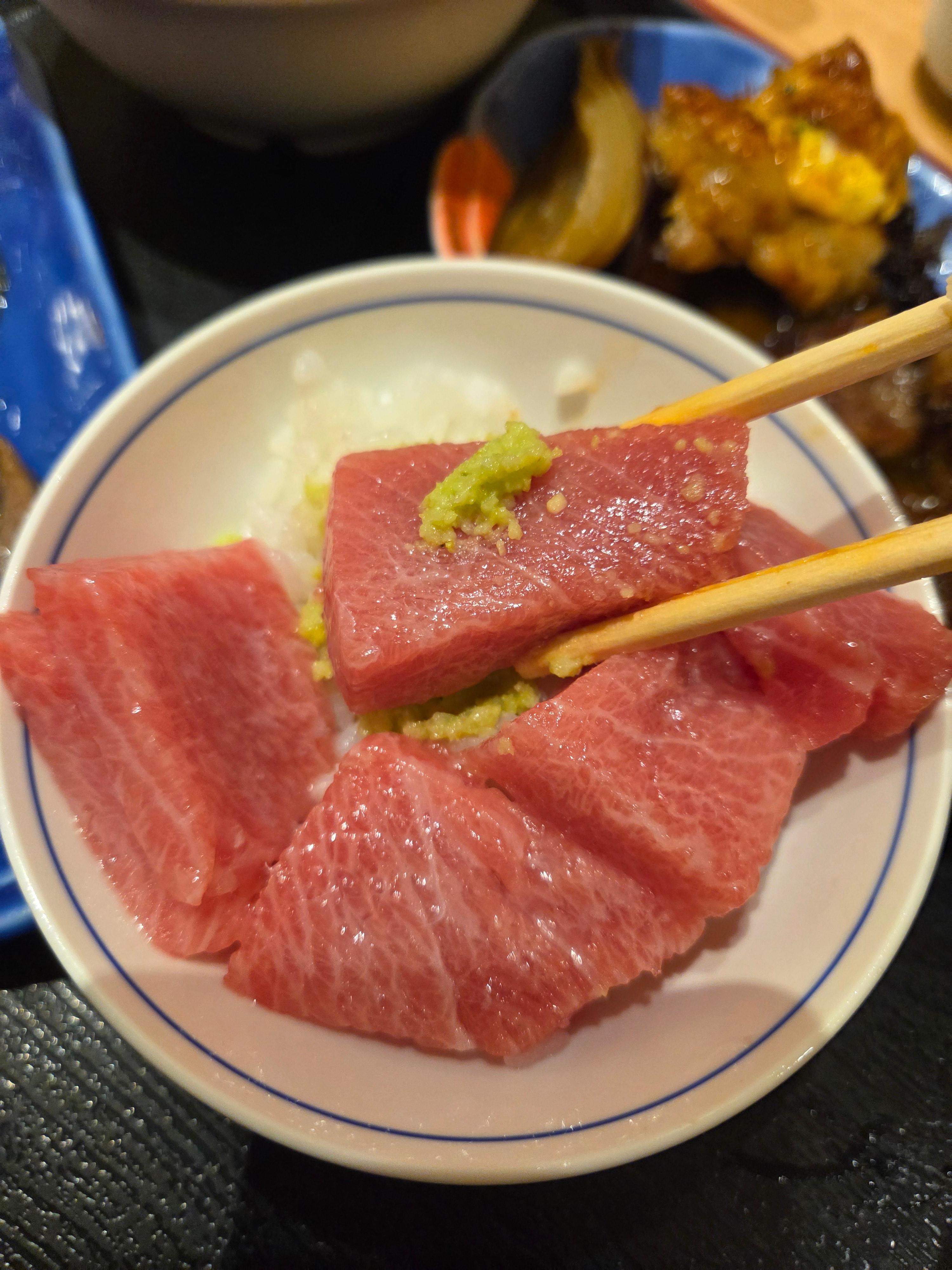 노보리베츠 다이이치 타키모토칸 뷔페&amp;#44; 참치 뱃살(오토로)과 밥&amp;#44; 와사비를 곁들인 사시미 덮밥