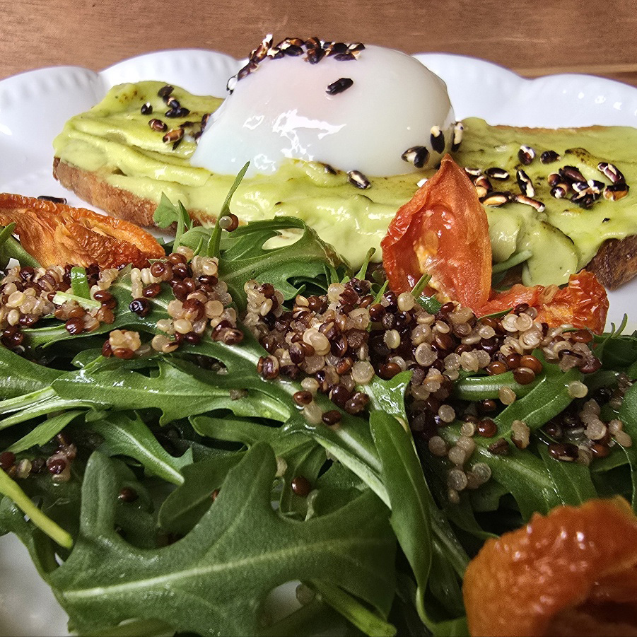 2025년 건강식 샐러드 한 접시