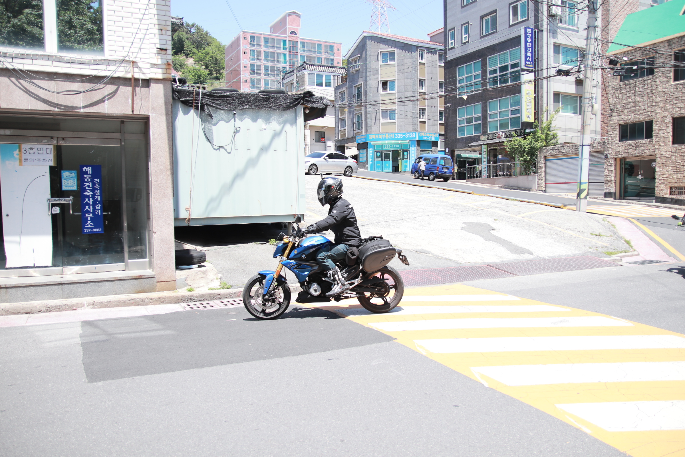 모이기 시작하는 바이크들