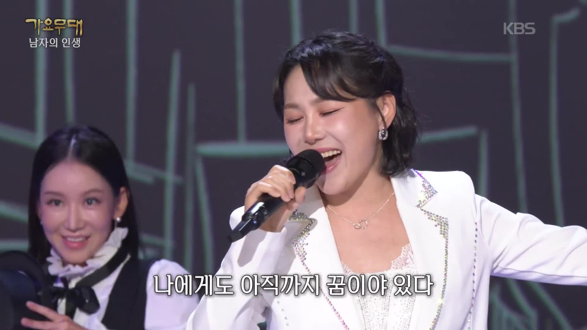가요무대 1969회 흰색 의상을 입고 노래하는 황인아의 가요무대 공연 사진