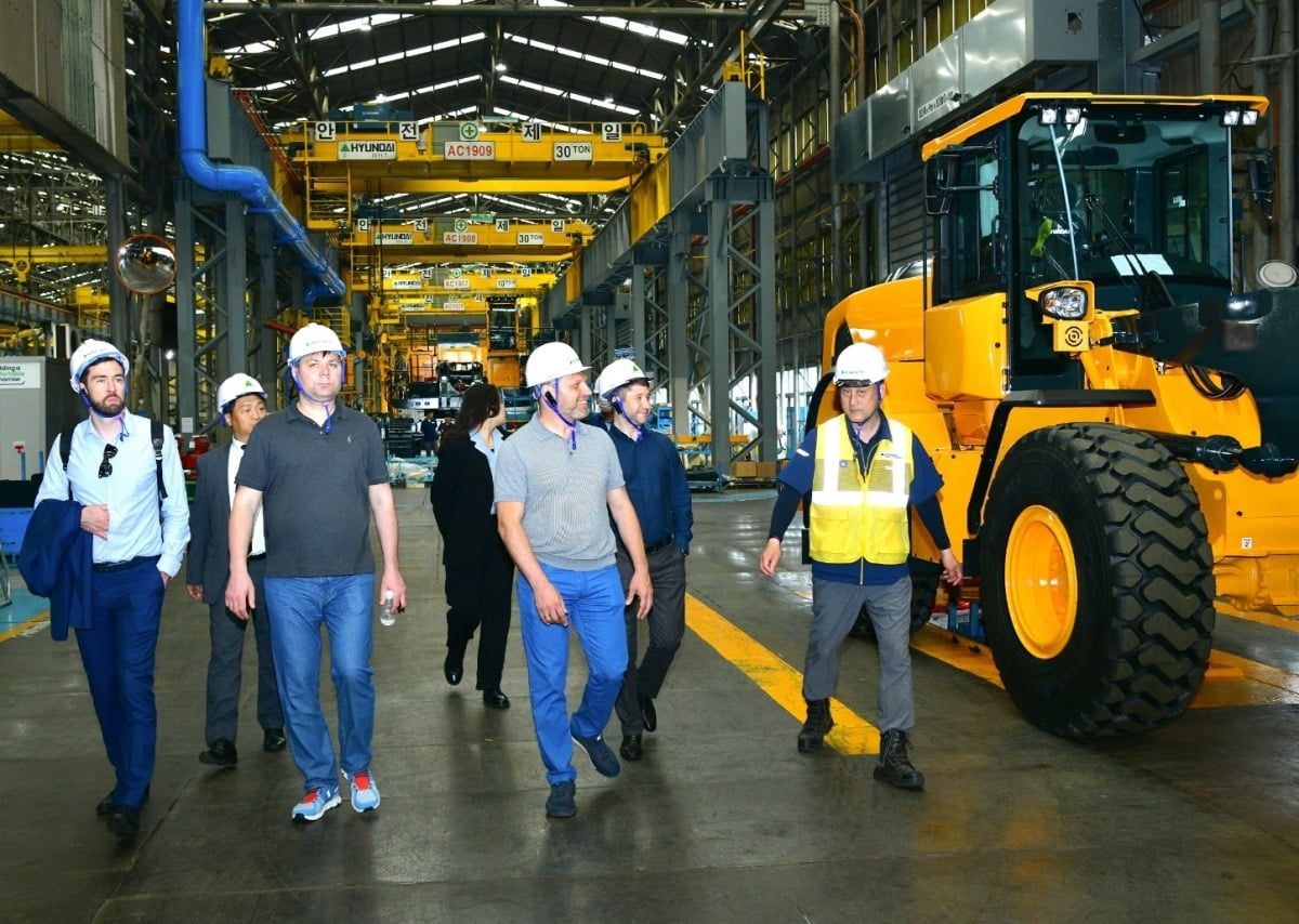슈쿠라코프 바실리 우크라이나 인프라부 제1차관이 2023년 6월 13일 울산 동구 HD현대건설기계 울산캠퍼스를 방문해 생산시설을 둘러보는 모습.