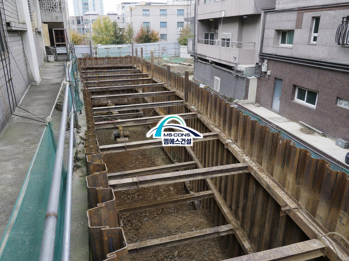 강널말뚝 흙막이와 버팀대로 지지한 수직 터파기 현장