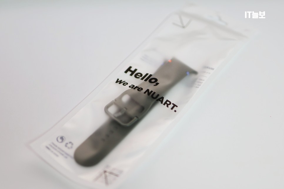 Hello, we are NUART 문구가 적힌 투명 포장 파우치