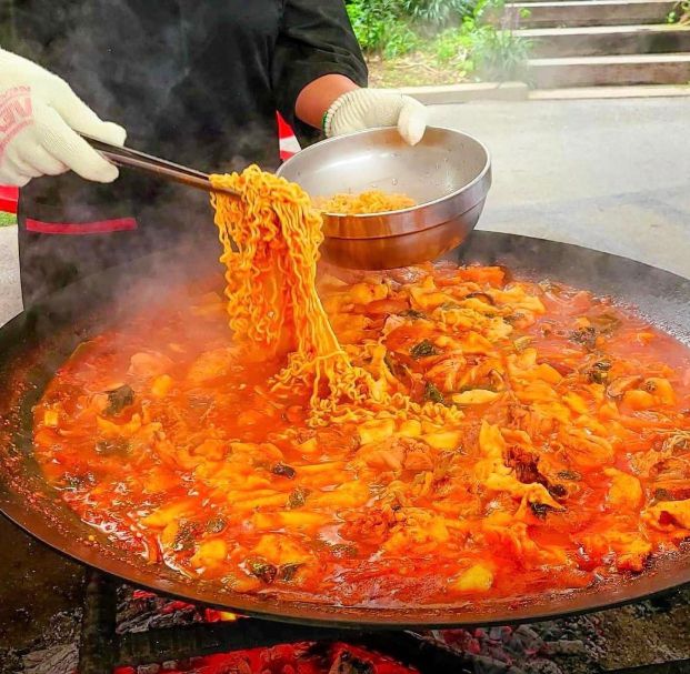 유명산흥부네솥뚜껑닭볶음탕