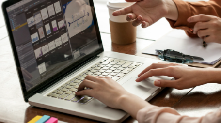 노트북-여성-두명-책상-대화