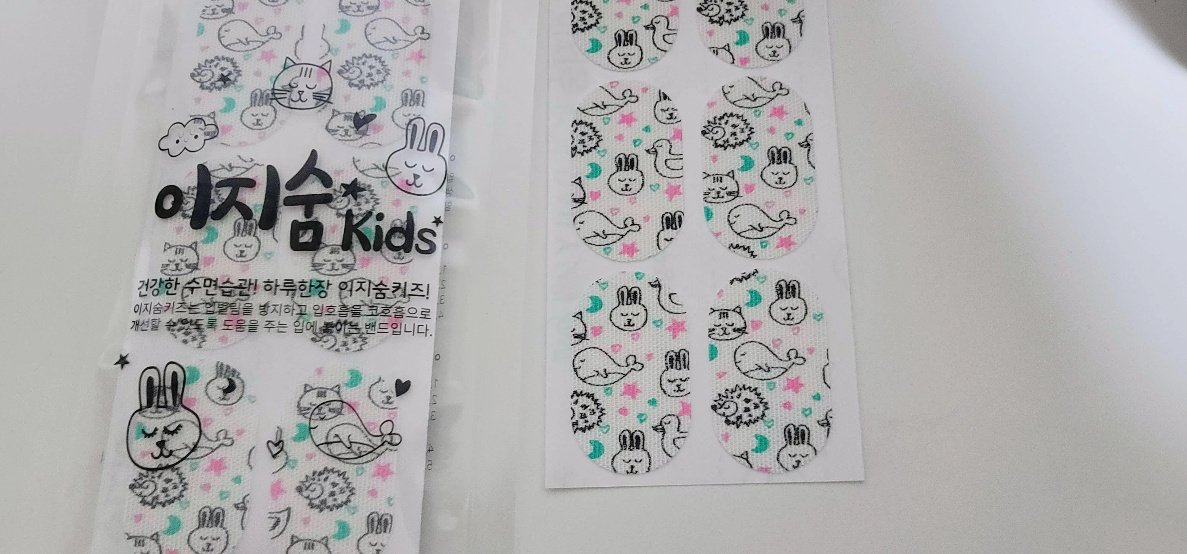 지퍼백에 들어있고 하나씩 떼어쓰기 편하게 되어 있습니다.