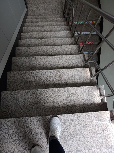 계단-미끄럼-방지-시공-안-되어-있는-예