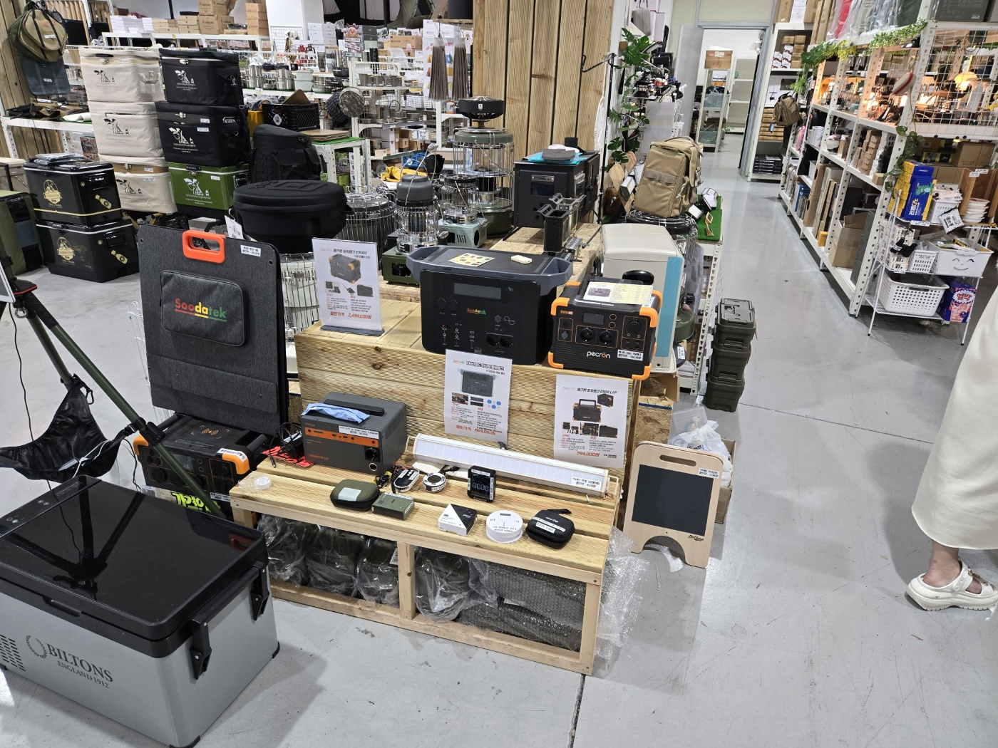 캠핑-용품-전시-파워뱅크