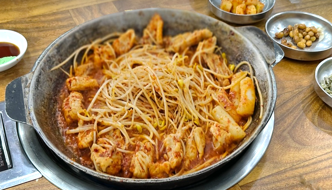 복어불고기의 콩나물이 양념과 함께 졸여진 모습