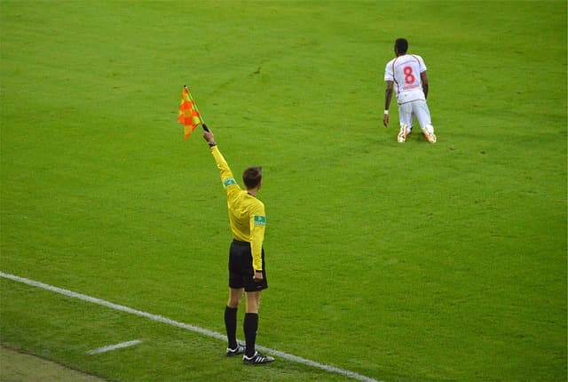스포츠 심판 유니폼의 변천사 – 축구, 야구, 농구 심판복의 변화