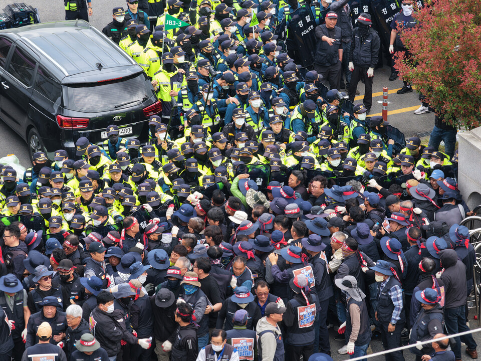 진주 화물연대 사고, CU 물류센터 사망, BGF리테일 원청교섭, 화물연대 총집결, 진주 정촌면 집회, 노동자 사망 사고, 노란봉투법 뜻, 특수고용직 정의, 노조법 2조 3조 개정, 화물연대 규탄대회, BGF로지스 파업, 특수고용노동자 교섭권, 민주노총 총력투쟁, 진주 예하리 사고, 화물 기사 처우 개선, 공권력 살인 논란, 실질적 지배력 판단, 간접고용 문제점, 노동3권 보장, 2026 노동법 이슈