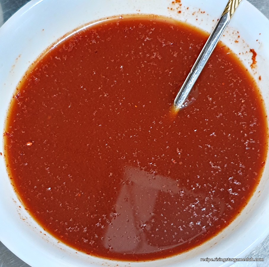 두부조림에 들어갈 양념에 물을 붓고 잘 섞어 놓은 사진