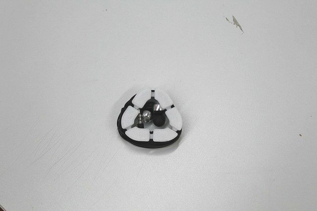 검은색 유선 이어폰을 3D프린터 줄감기에 정리한 모습