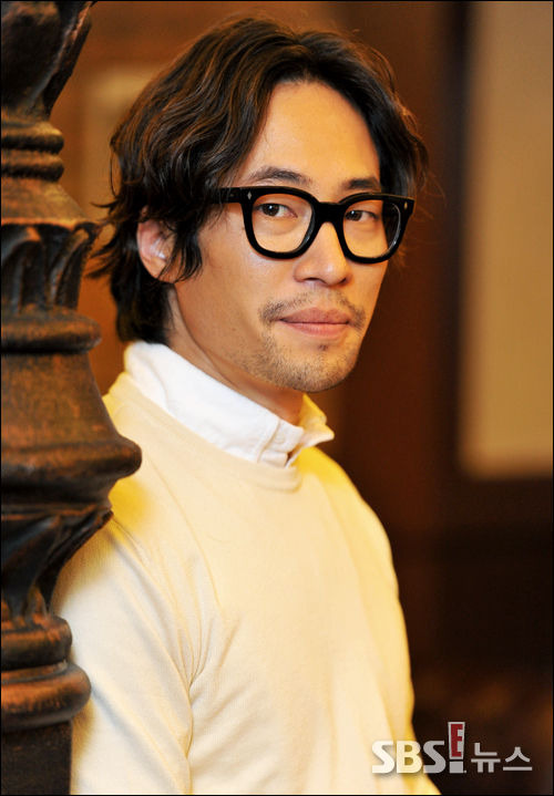 류승범 배우는 자유로운 영혼이 만든 개성파 연기, 장르를 비틀어 완성한 캐릭터들, 틀을 거부하는 배우의 존재감