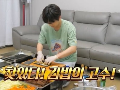 편스토랑에 출연해 김밥을 만들고 있는 찬또배기 이찬원