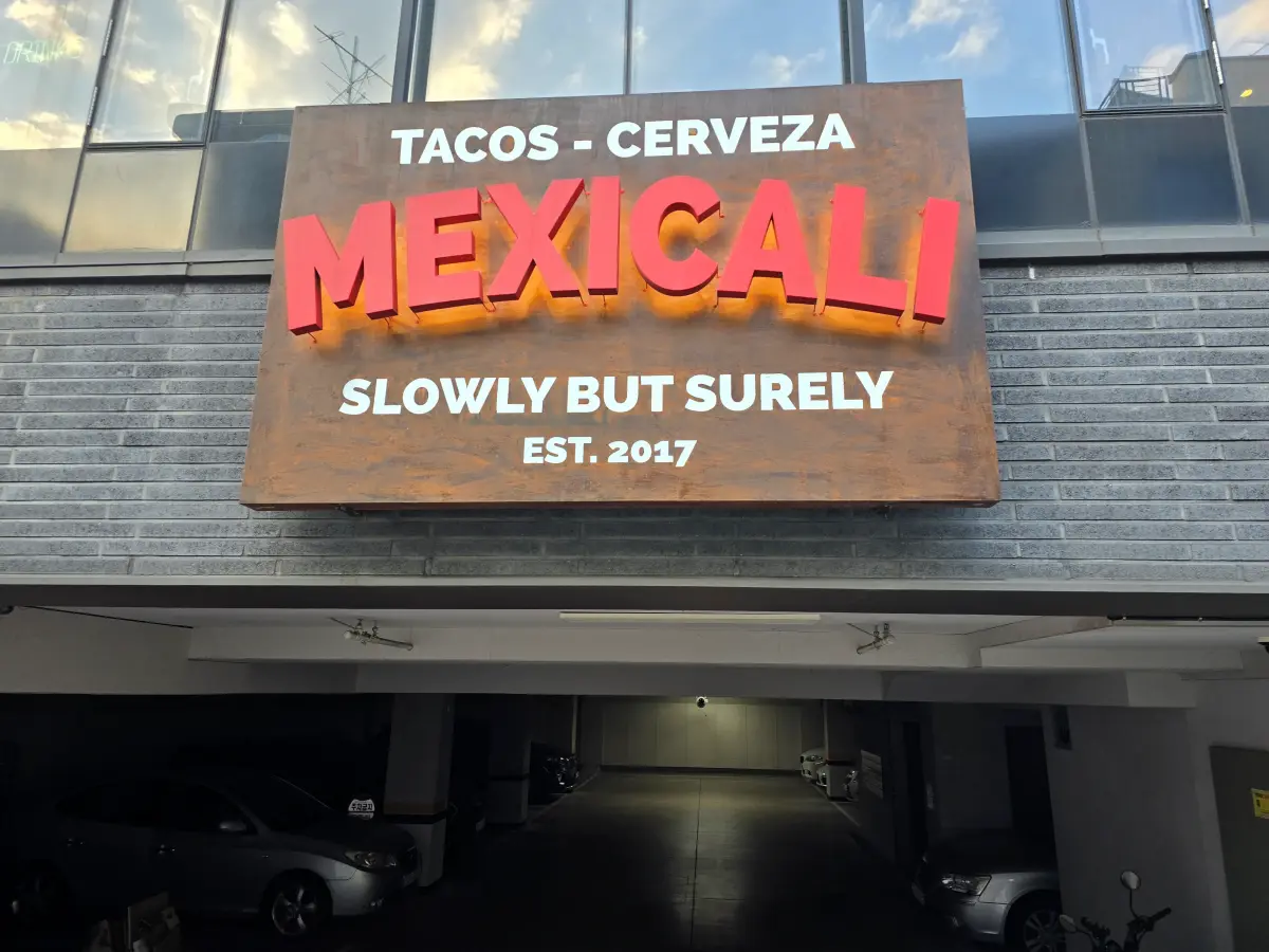 썸네일용-대표이미지(Featured-Thumbnail-Image):멕시칼리-건물-입구-간판과-지하주차장-사진