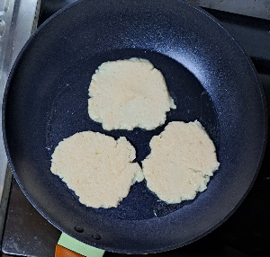 팬에 감자를 부치는 모습