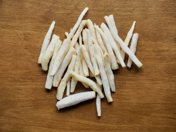 도라지를-칼로-채를-썰었다.