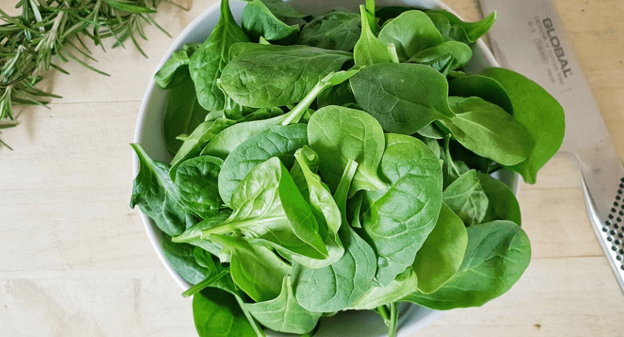 사기 그릇에 담겨 있는 시금치