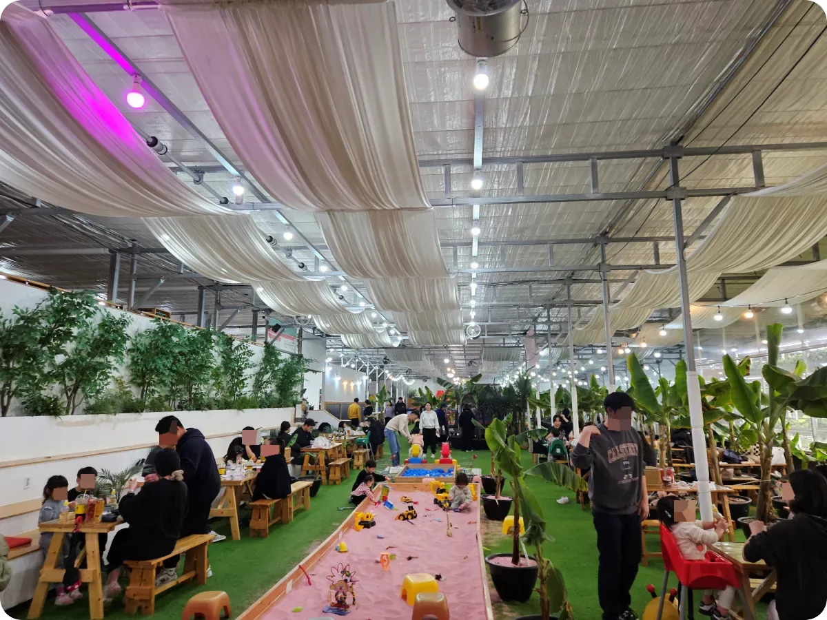 포천딸기힐링팜-실내-핑크색-모래-놀이터-테이블존