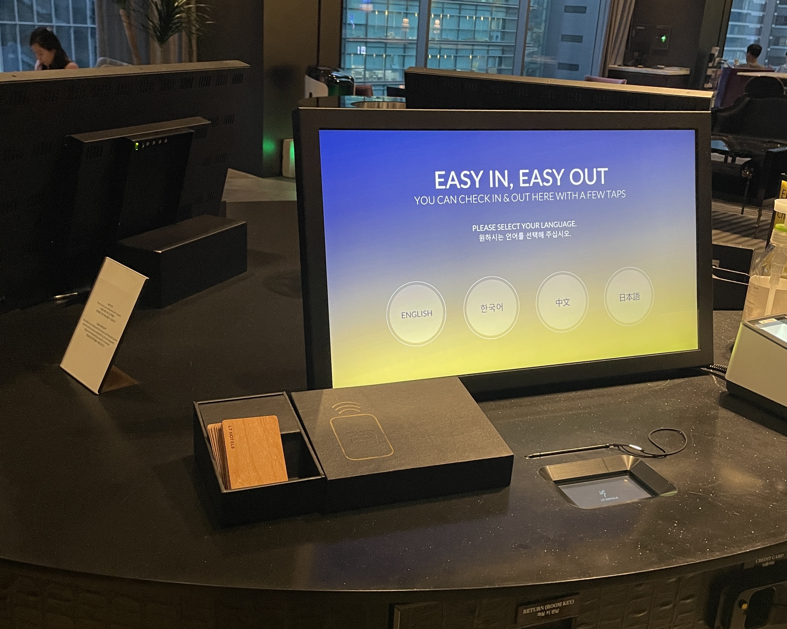 셀프로 체크인, 체크아웃할 수 있는 컴퓨터의 모습.