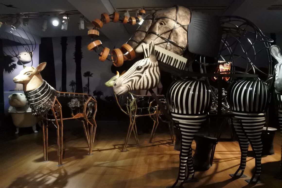 노아의 방주 입구&#44; 폐품으로 만든 리사이클 동물 조형물들