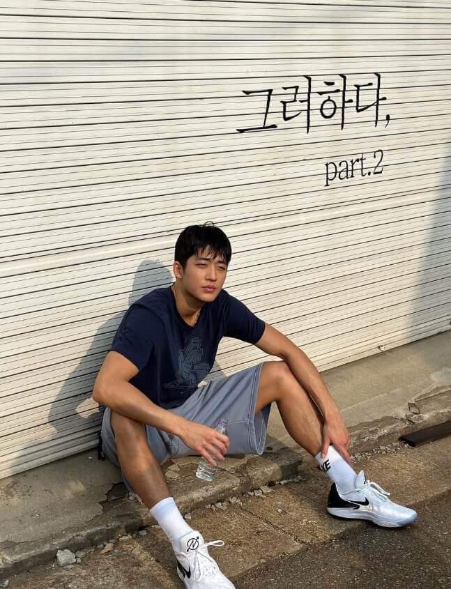 길바닥에앉아있는-남성의모습