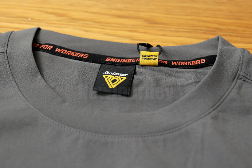 볼디스트 반팔티 넥라인 ENGINEERED FOR WORKERS 테이프 디테일