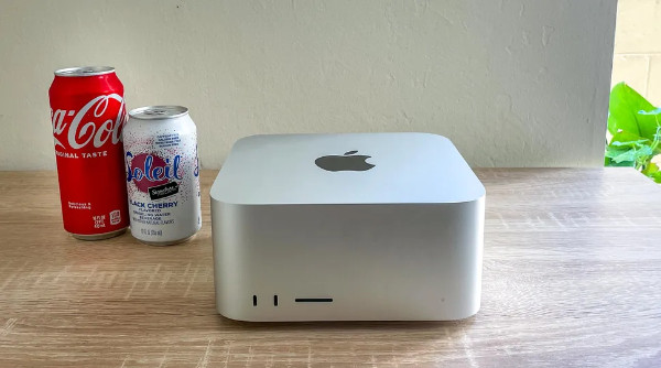 저울용 음료수 캔 옆에 놓인 책상 위의 맥 스튜디오