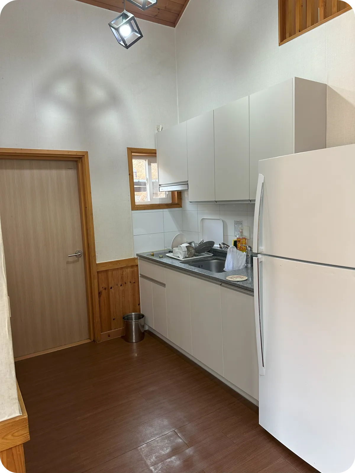 주방 (문을 나가면 바베큐장)