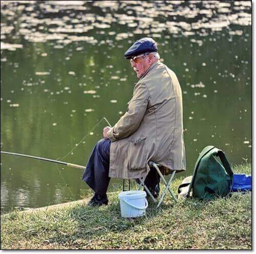 겨울 낚시하는 노인