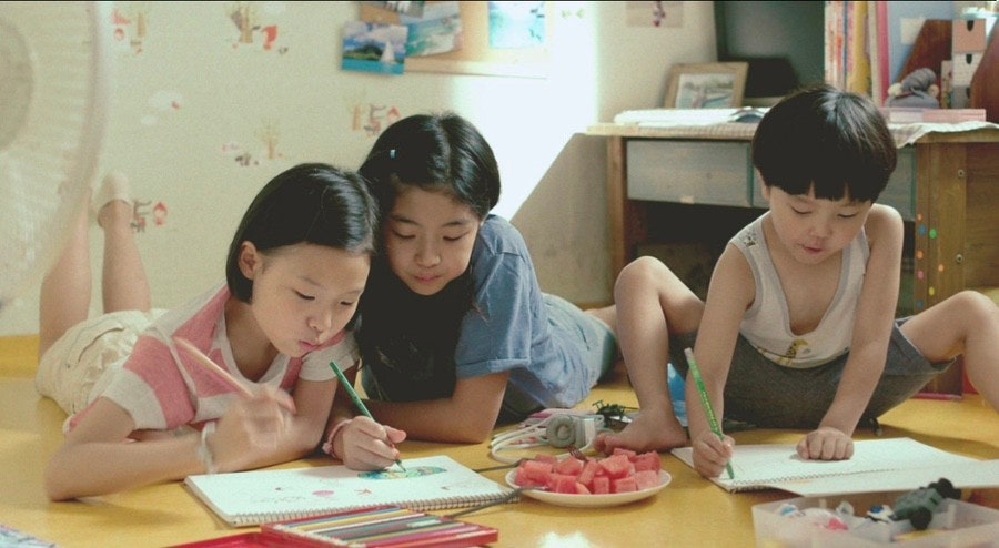 영화 우리들의 한 장면. 주인공인 선과 동생, 지아가 함께 놀고 있는 모습