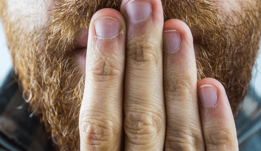 딸꾹질 멈추는 방법을 확인하고 있는 손으로 입을 가리고 있는 남자