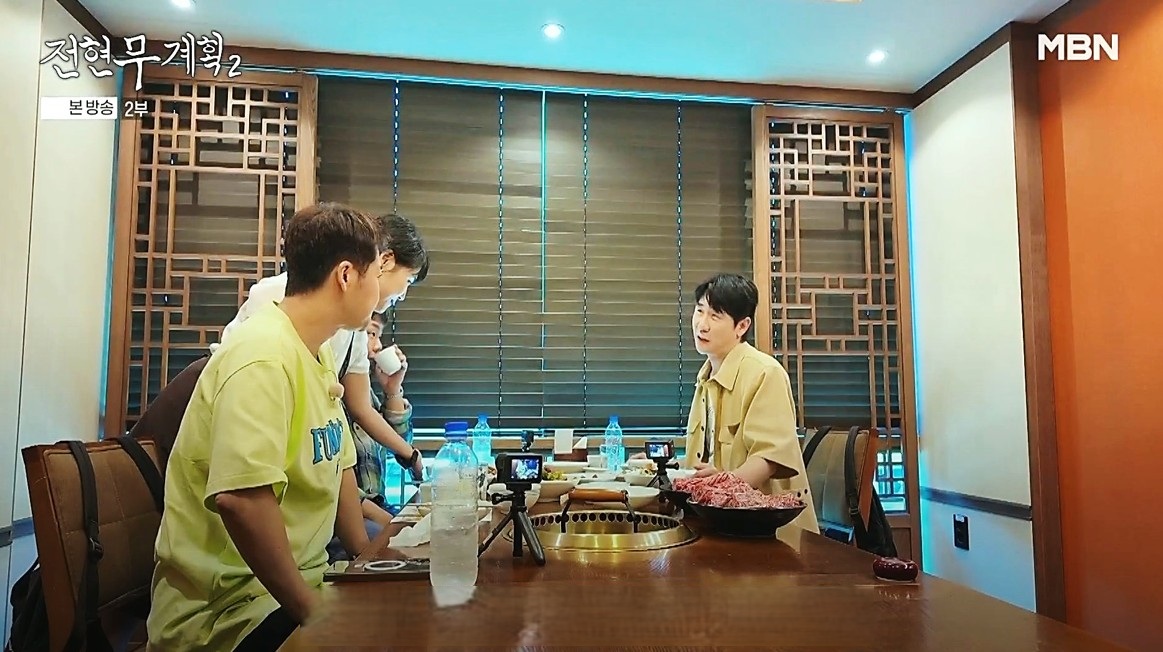 수원 왕갈비 맛집 가보정의 룸에서 갈비를 시켜놓고 있는 전현무와 영탁, 그리고 곽튜브. 전현무계획2 방송 장면