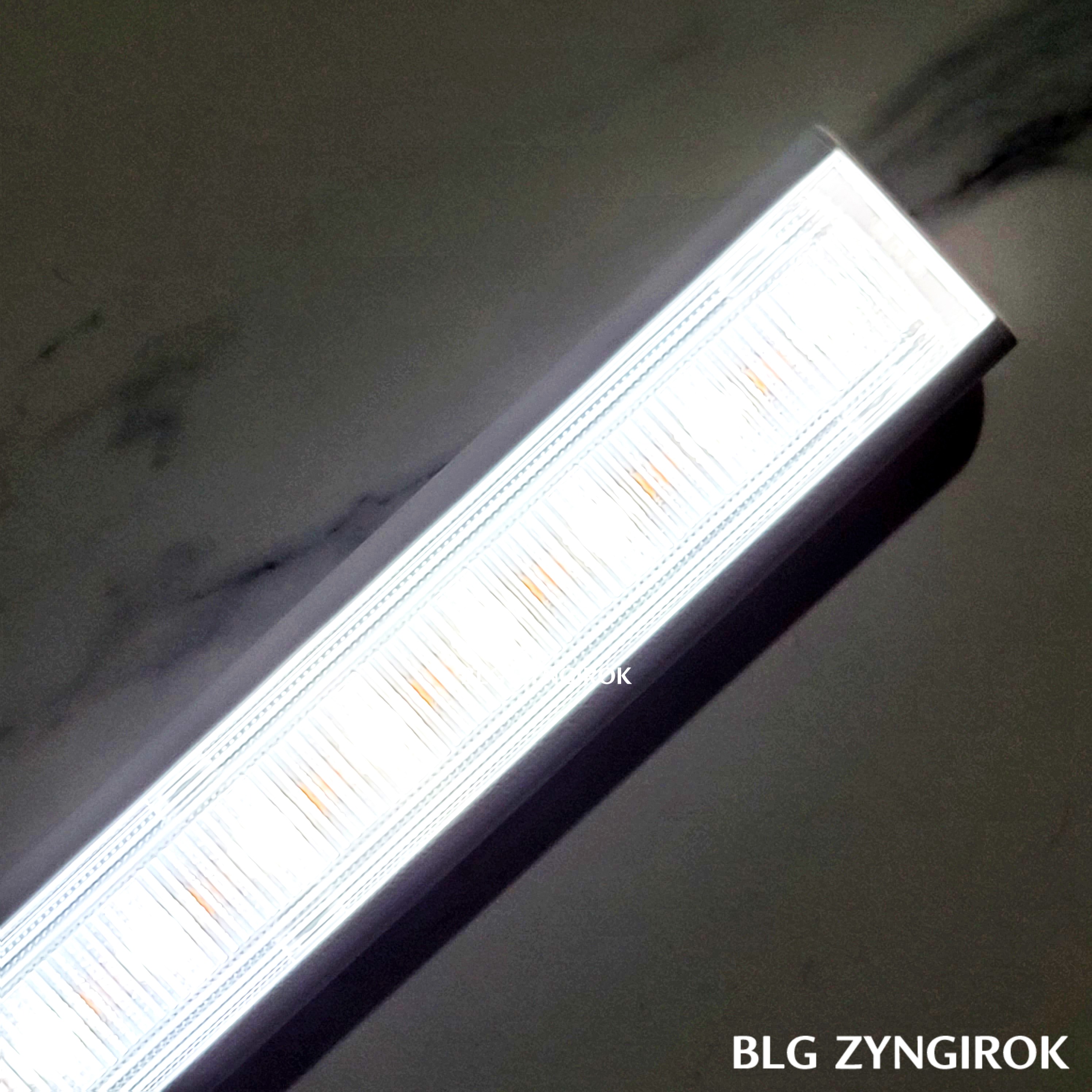 Baseus 데스크 LED 램프 흰색 노랑 조명이 섞인 모습이다.