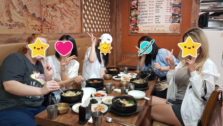 한식당에서 비빔밥 등 다양한 음식을 차려놓고 다 함께 식사하며 포즈를 취하는 쉐어하우스 멤버들