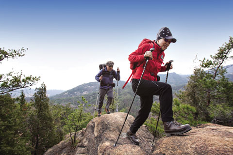 내리막길 스틱 사용
