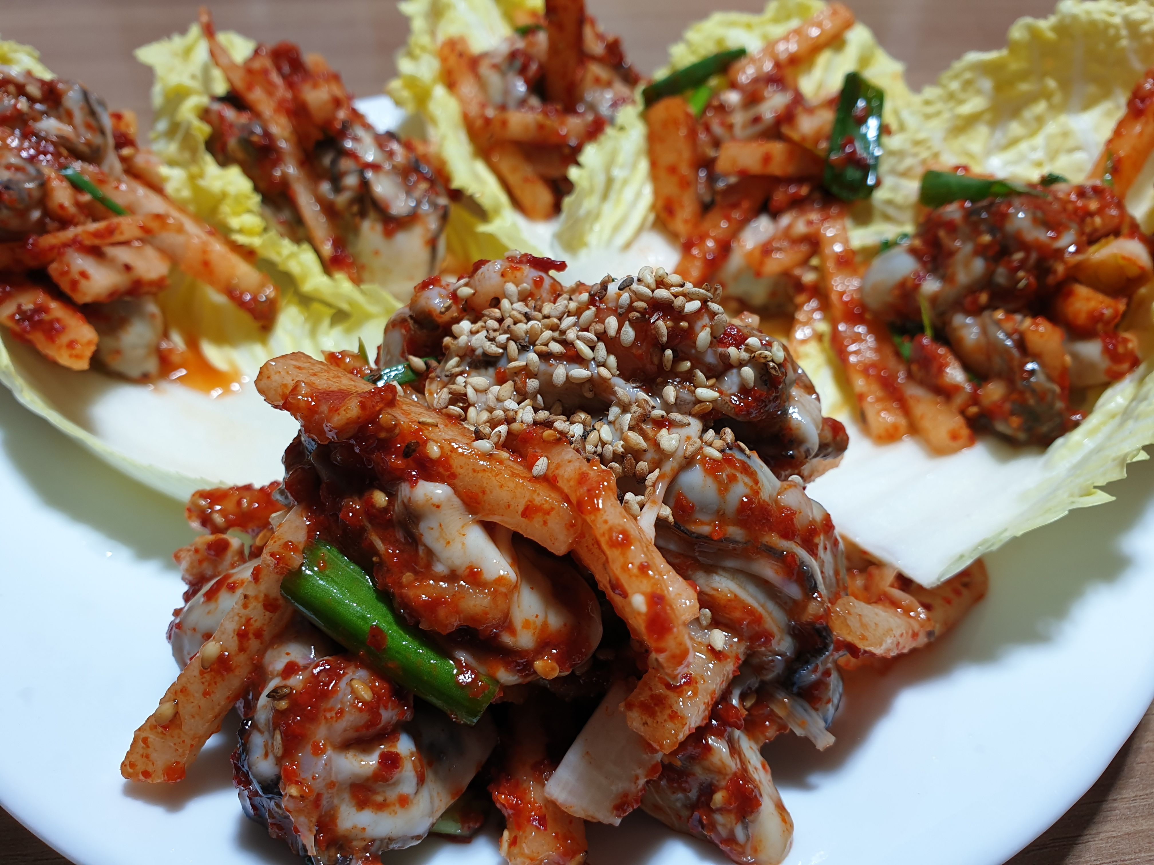 배추위에 있는 양념된 굴