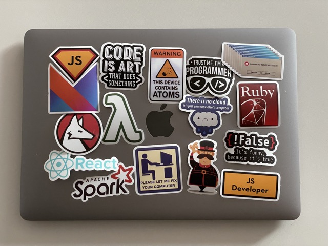 스티커를-붙이기전에-먼저-스티커를-제품뒤에-올려두고-완성될-모습을-상상합니다