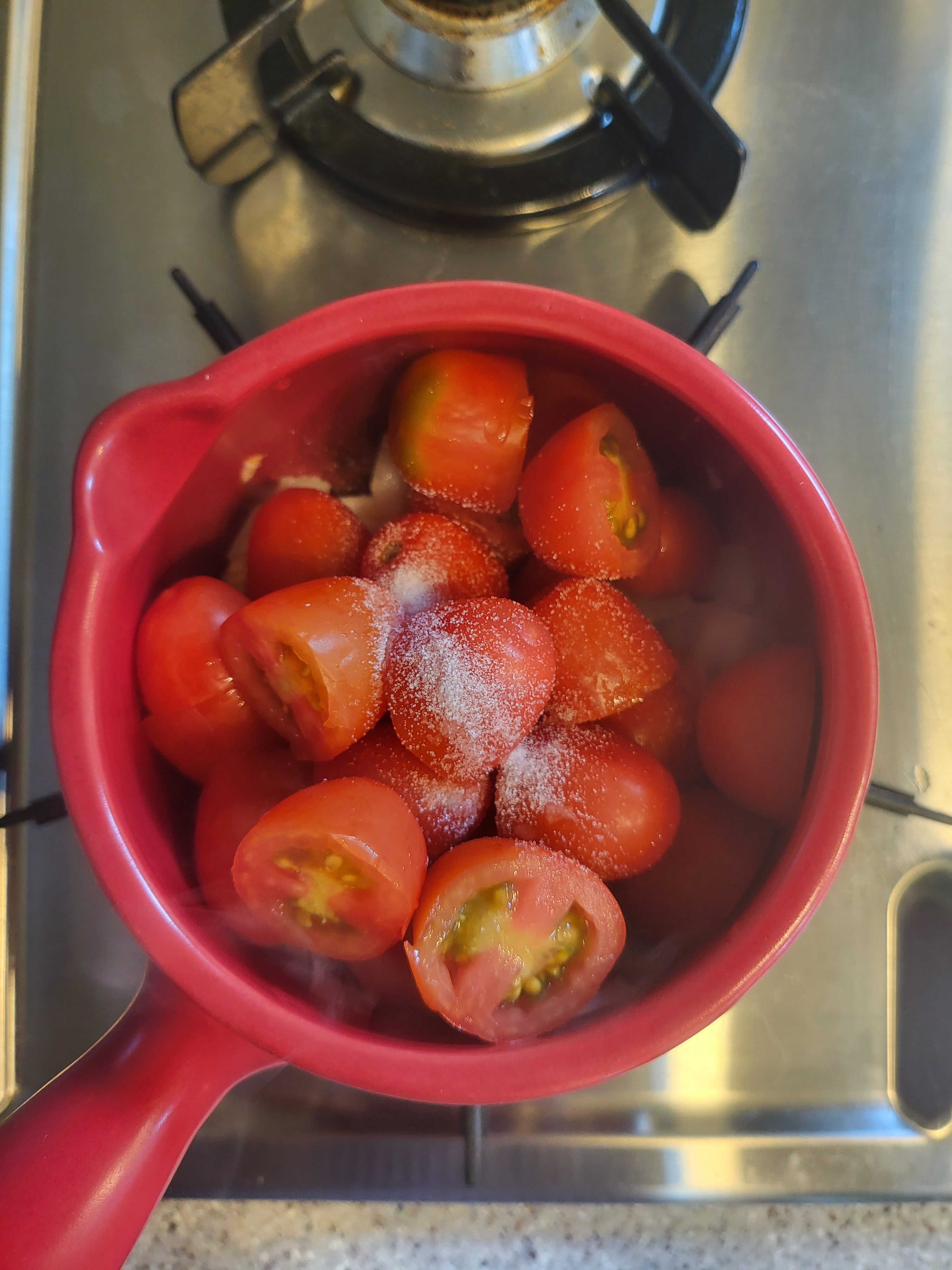 토마토&amp;#44; 소금 넣어 볶기